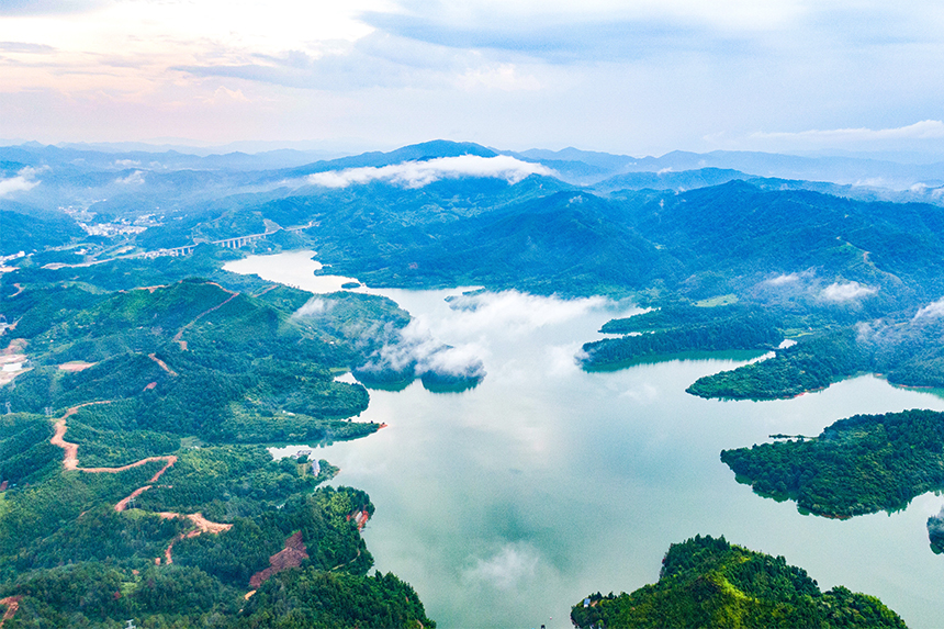 航拍江西省贛州市定南縣飲用水源禮亨水庫，美景如畫。詹繼成攝