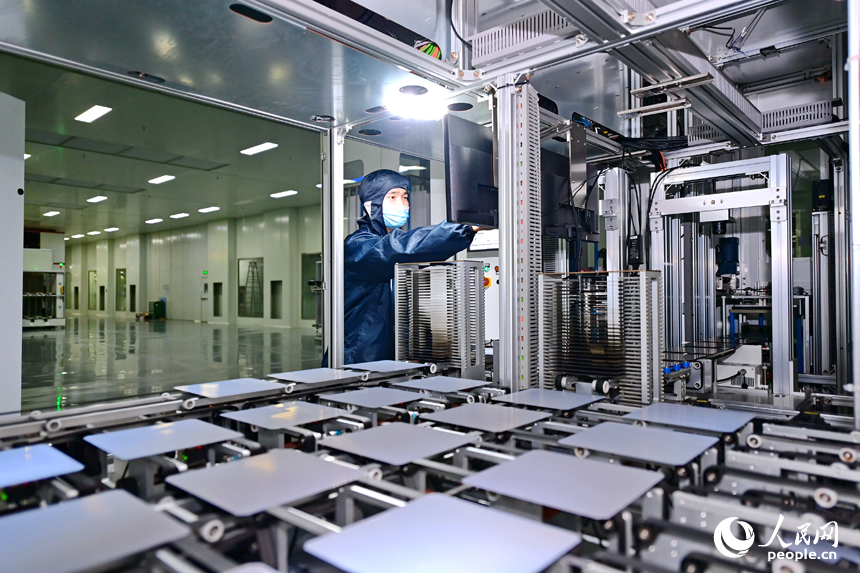 近日，撫州市宜黃縣六里鋪工業園區的光伏組件生產企業，工人正在加工出口國外的太陽能電池片。人民網 朱海鵬攝