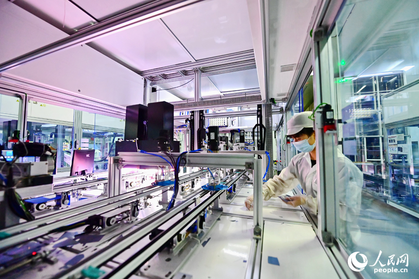 近日，撫州市宜黃縣六里鋪工業園區的光伏組件生產企業，工人正在加工出口國外的太陽能電池片。人民網 朱海鵬攝