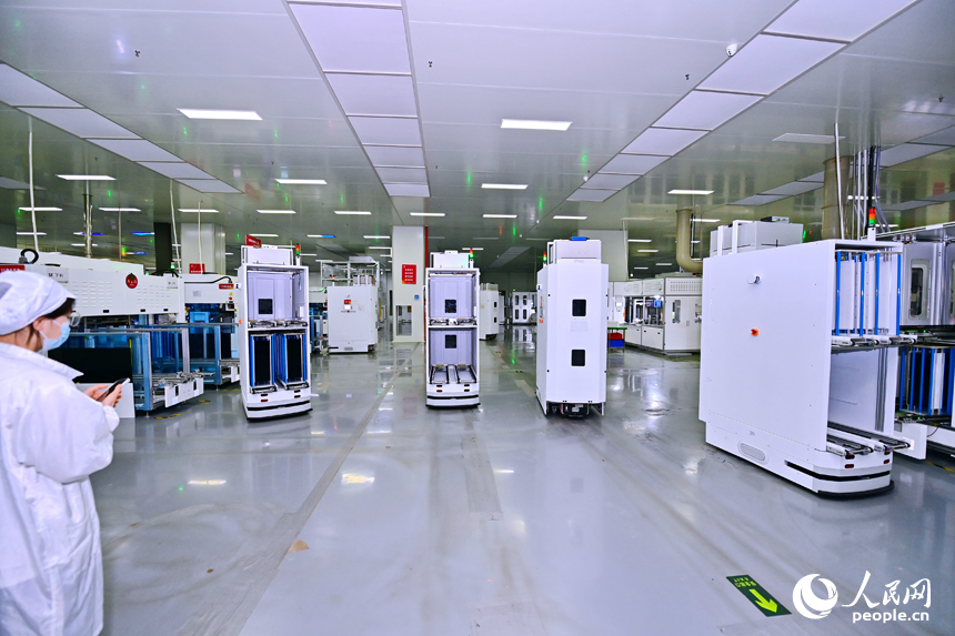 近日，撫州市宜黃縣六里鋪工業園區的光伏組件生產企業，智能配送AGV小車來回穿梭。人民網 朱海鵬攝