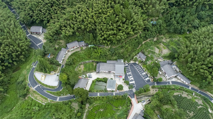 航拍鏡頭下，江西省吉安市井岡山神山村的通村公路在青山間蜿蜒。 王江舟攝