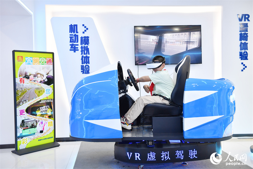 學生們戴上VR眼鏡體驗交通違法行為帶來的危害。 人民網記者 時雨攝