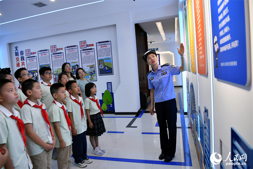 交警向學生們宣講交通安全常識。 人民網記者 時雨攝