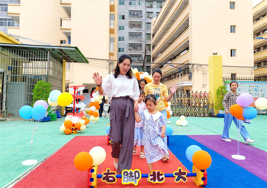 家長們和小朋友們開心地走進幼兒園。呂春華攝