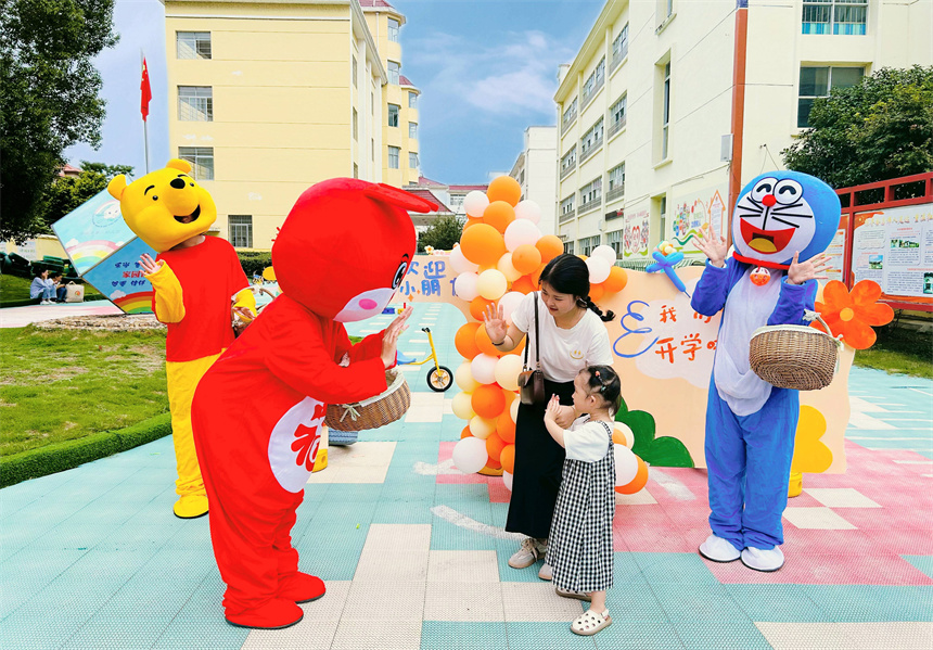 老師們身著玩偶服和小朋友打招呼。呂春華攝