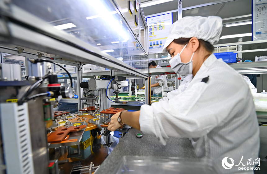 近日，鋰電新能源電池生產企業內，工人在操作電子設備趕制電池產品訂單。人民網 朱海鵬攝