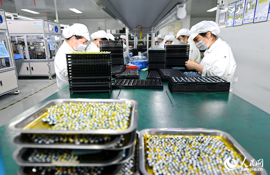近日，鋰電新能源電池生產企業內，工人在操作電子設備趕制電池產品訂單。人民網 朱海鵬攝