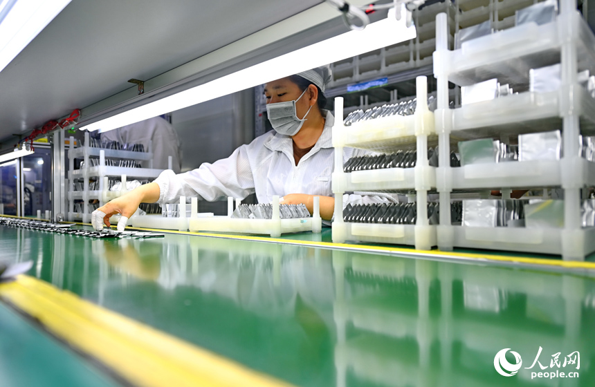 近日，鋰電新能源電池生產企業內，工人在操作電子設備趕制電池產品訂單。人民網 朱海鵬攝