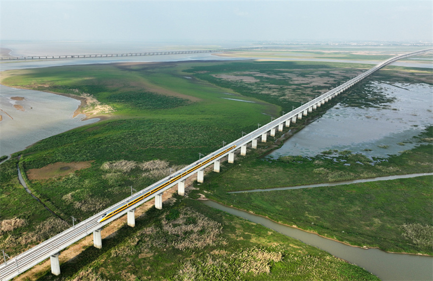 高速綜合檢測列車行駛在昌景黃高鐵進行逐級提速等方面的檢測試驗。 胡國林攝