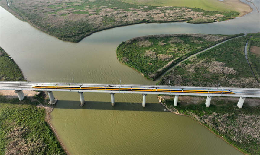高速綜合檢測列車行駛在昌景黃高鐵進行逐級提速等方面的檢測試驗。 胡國林攝