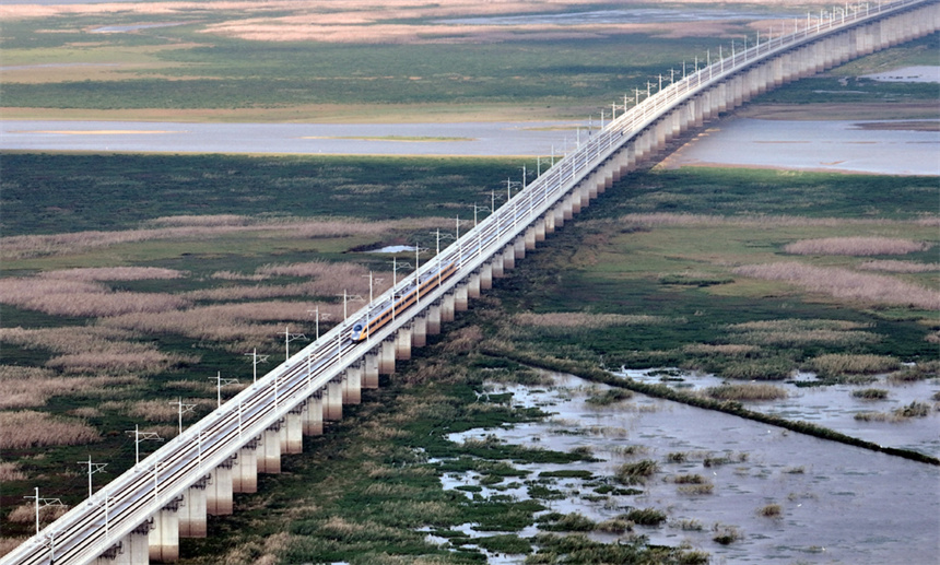 高速綜合檢測列車行駛在昌景黃高鐵進行逐級提速等方面的檢測試驗。 胡國林攝