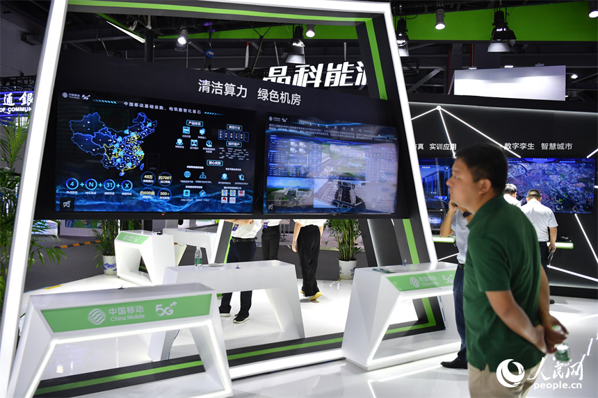 觀眾正在一處展位觀看場外產品監測的環保實時數據。 人民網記者 時雨攝