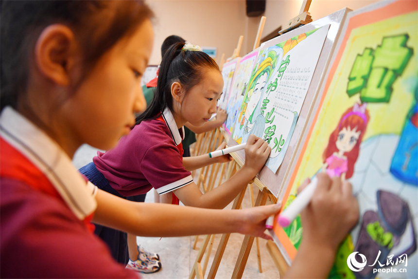 學生們以生態保護為主題創作繪畫作品。 人民網記者 時雨攝