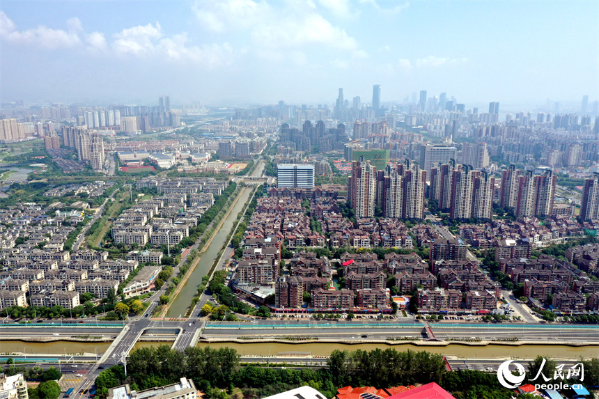 南昌紅谷灘區一小區內綠意盎然。 人民網記者 時雨攝