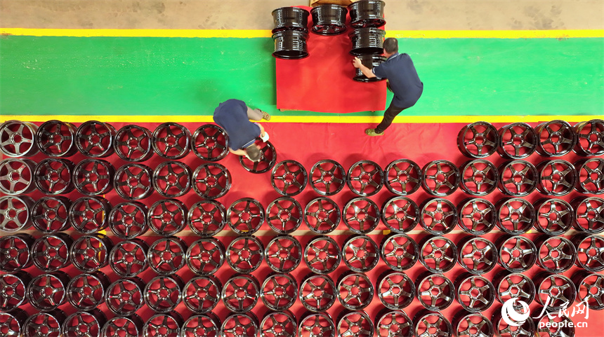 工人在車間內加工生產出口的輕量化汽車輪轂。朱海鵬攝