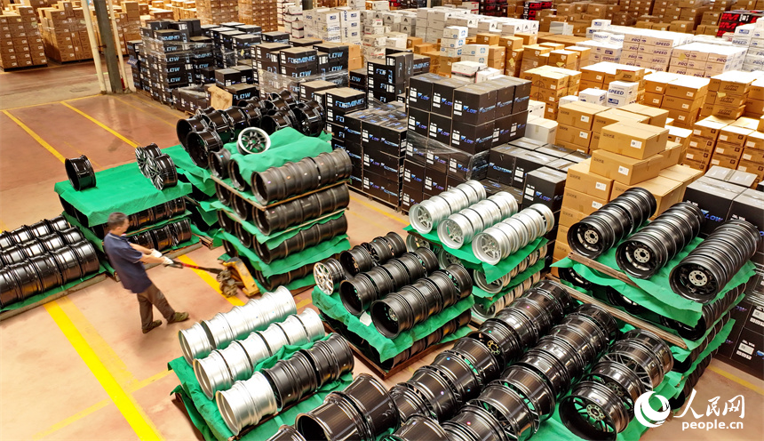 工人在車間內加工生產出口的輕量化汽車輪轂。朱海鵬攝