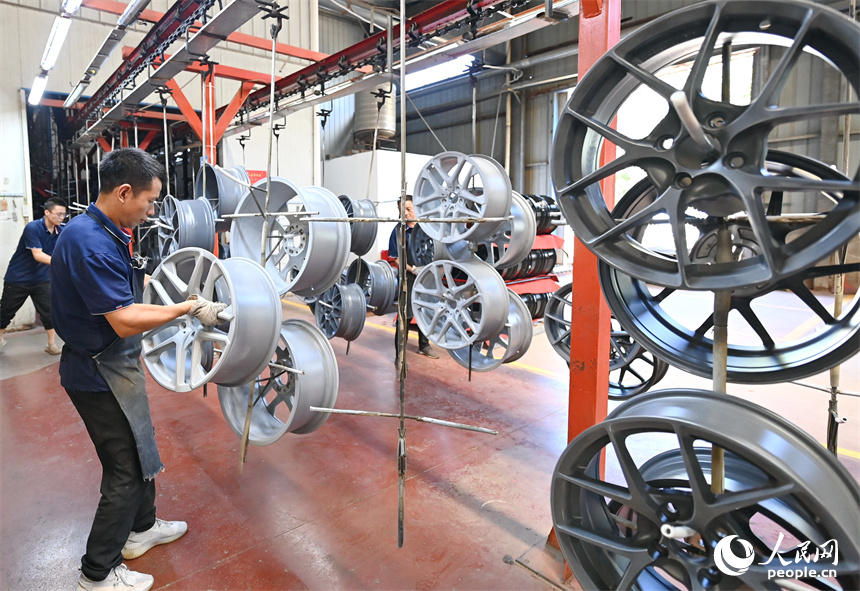工人在車間內加工生產出口的輕量化汽車輪轂。朱海鵬攝