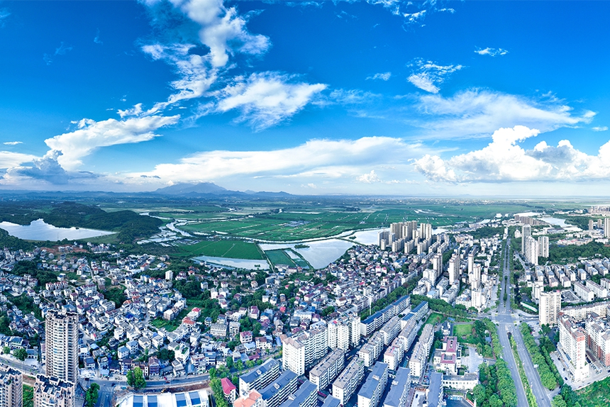 航拍鏡頭下的共青城市，入眼皆是美景。潘成攝