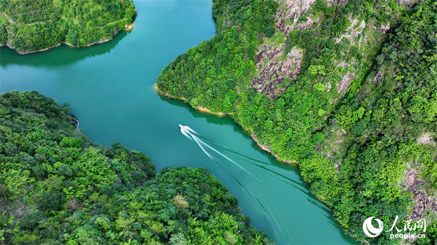 近日，江西省贛州市安遠縣三百山東風湖，生態保潔員駕駛保潔船在清理水面漂浮物。人民網 朱海鵬攝