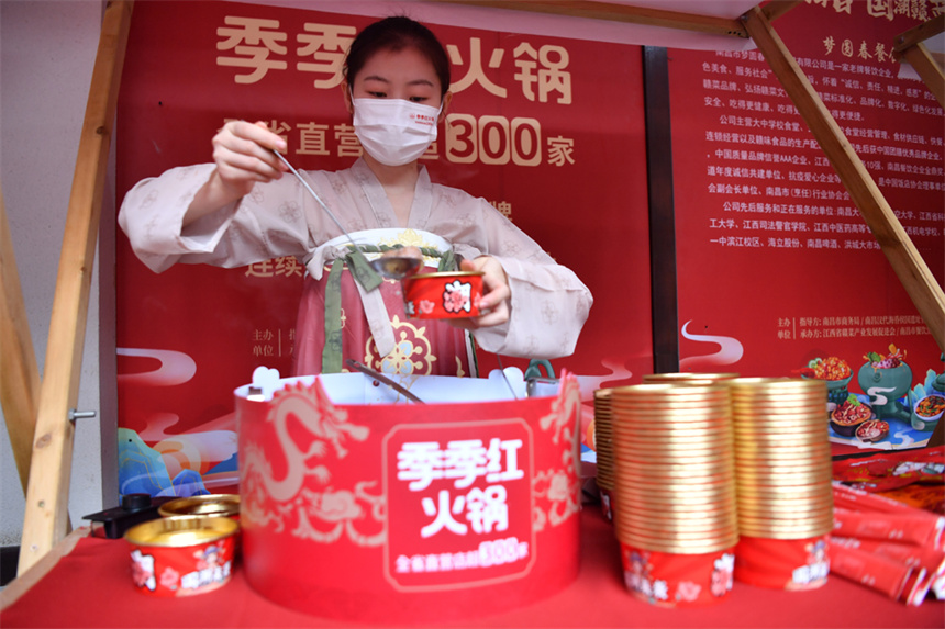 江西本土餐飲企業在現場準備美食。 人民網記者 時雨攝