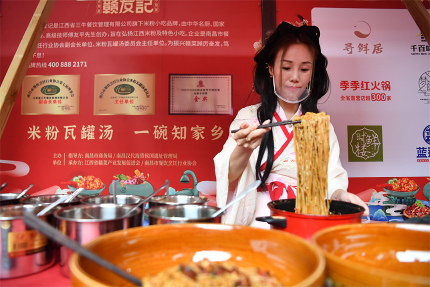 江西本土餐飲企業在現場準備美食。 人民網記者 時雨攝