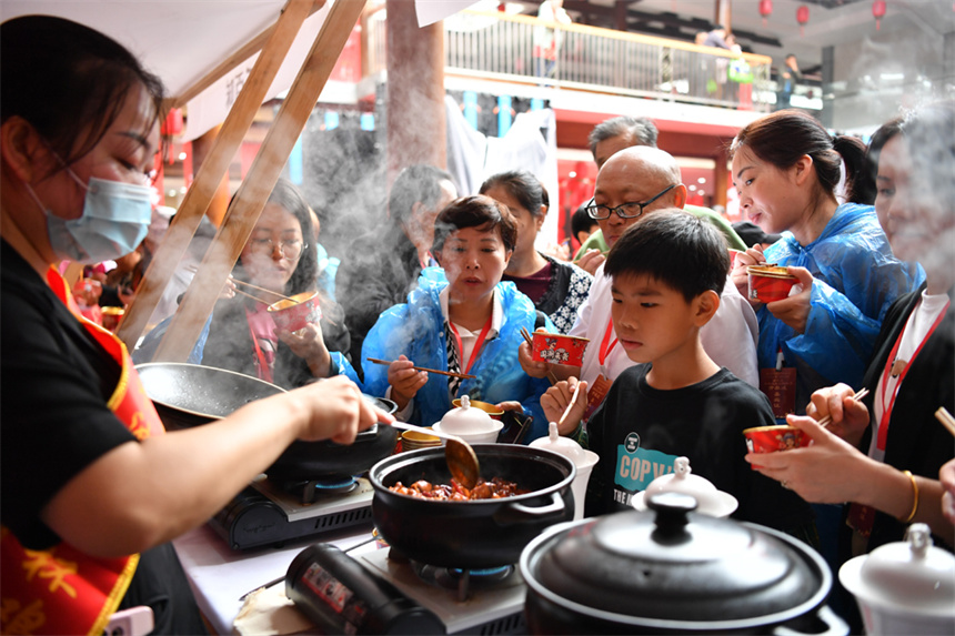 美食節活動現場人頭攢動。 人民網記者 時雨攝