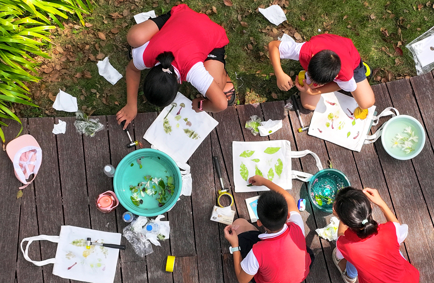 孩子們在博物館體驗植物拓染工藝。何賤來攝