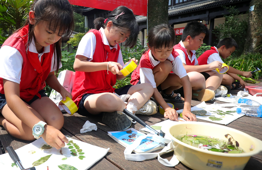 孩子們在博物館體驗植物拓染工藝。何賤來攝