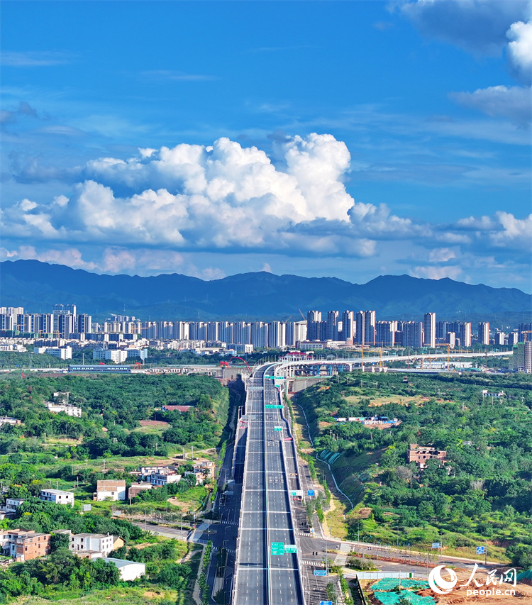 近日，江西省贛州市蓉江三路快速路初具雛形。人民網 朱海鵬攝