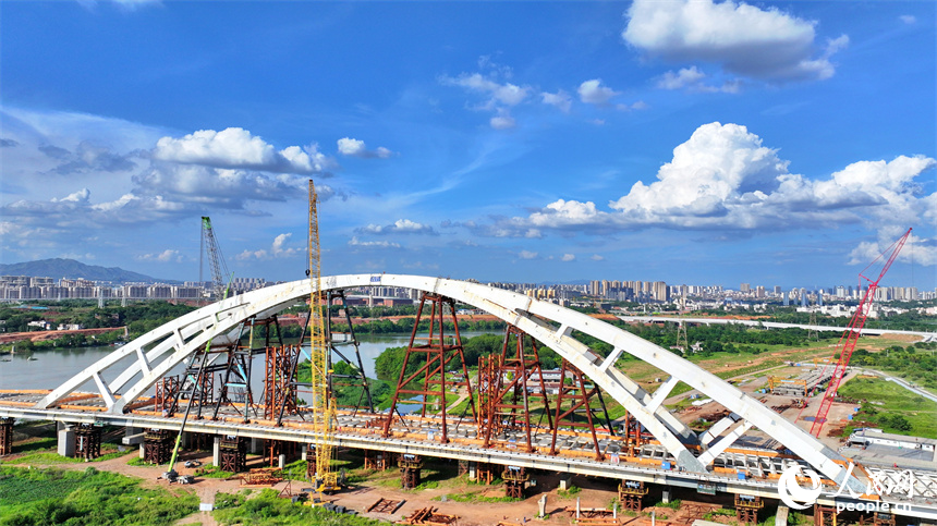 工人忙著安裝架設鋼結構件。人民網 朱海鵬攝