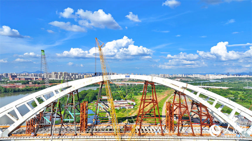 工人忙著安裝架設鋼結構件。人民網 朱海鵬攝