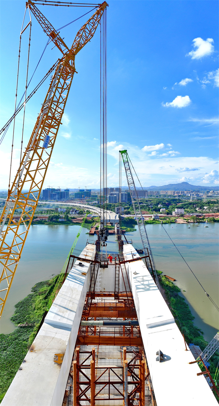 工人忙著安裝架設鋼結構件。人民網 朱海鵬攝