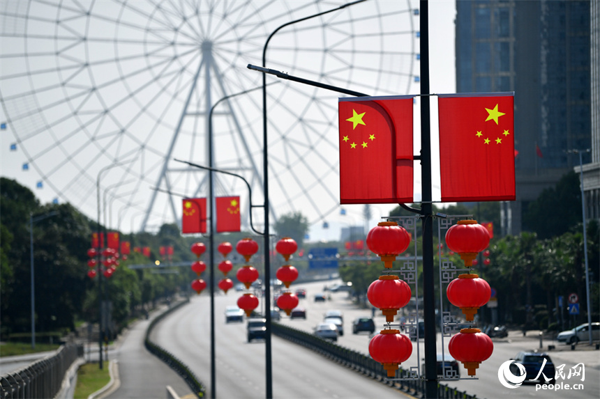 國慶節即將到來，江西南昌城懸掛著的國旗營造出喜慶祥和的節日氛圍。 人民網記者 時雨攝