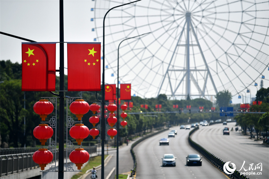 國慶節即將到來，江西南昌城懸掛著的國旗營造出喜慶祥和的節日氛圍。 人民網記者 時雨攝