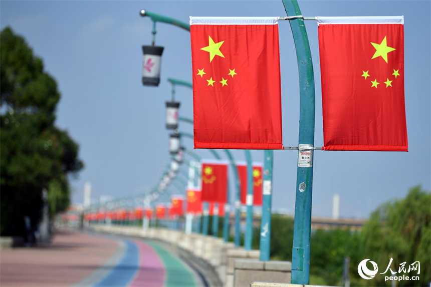 國慶節即將到來，江西南昌城懸掛著的國旗營造出喜慶祥和的節日氛圍。 人民網記者 時雨攝