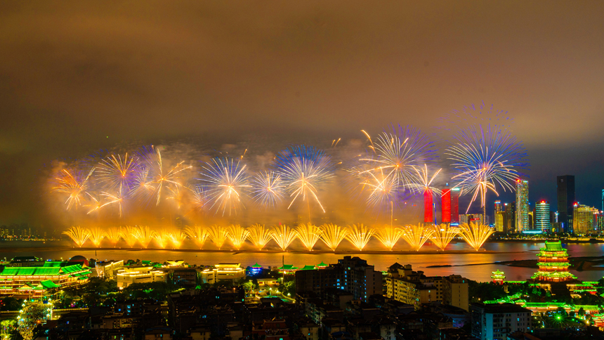 10月1日晚，江西省南昌市，五彩繽紛的煙花在贛江之心老官洲升騰而起，美不勝收，令人流連忘返。劉屹靖攝