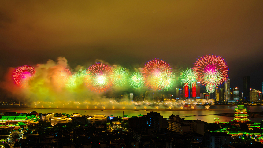 10月1日晚，江西省南昌市，五彩繽紛的煙花在贛江之心老官洲升騰而起，美不勝收，令人流連忘返。劉屹靖攝