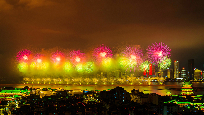 10月1日晚，江西省南昌市，五彩繽紛的煙花在贛江之心老官洲升騰而起，美不勝收，令人流連忘返。劉屹靖攝