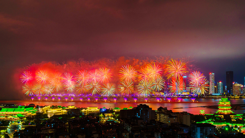 10月1日晚，江西省南昌市，五彩繽紛的煙花在贛江之心老官洲升騰而起，美不勝收，令人流連忘返。劉屹靖攝