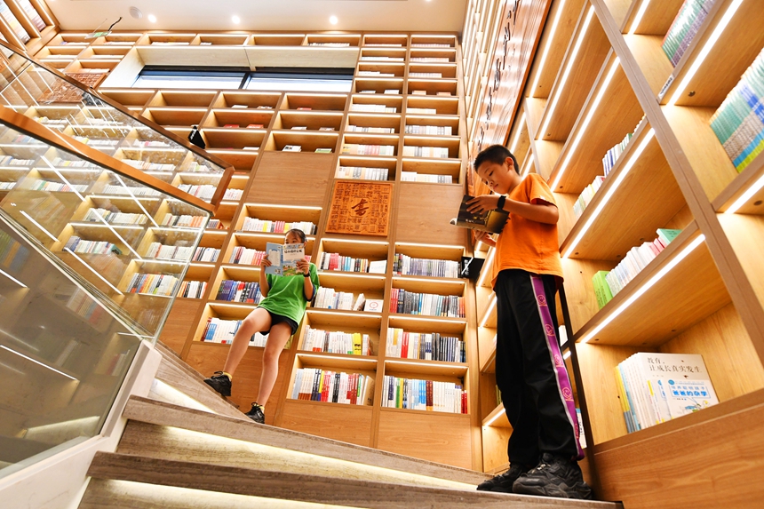 在定南縣新華書店，小朋友們在閱讀。詹繼成攝