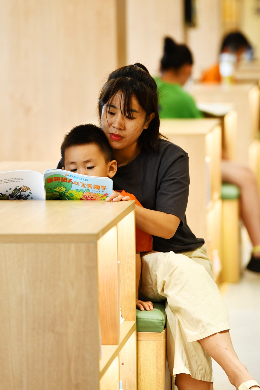 店里的親子閱讀。詹繼成攝
