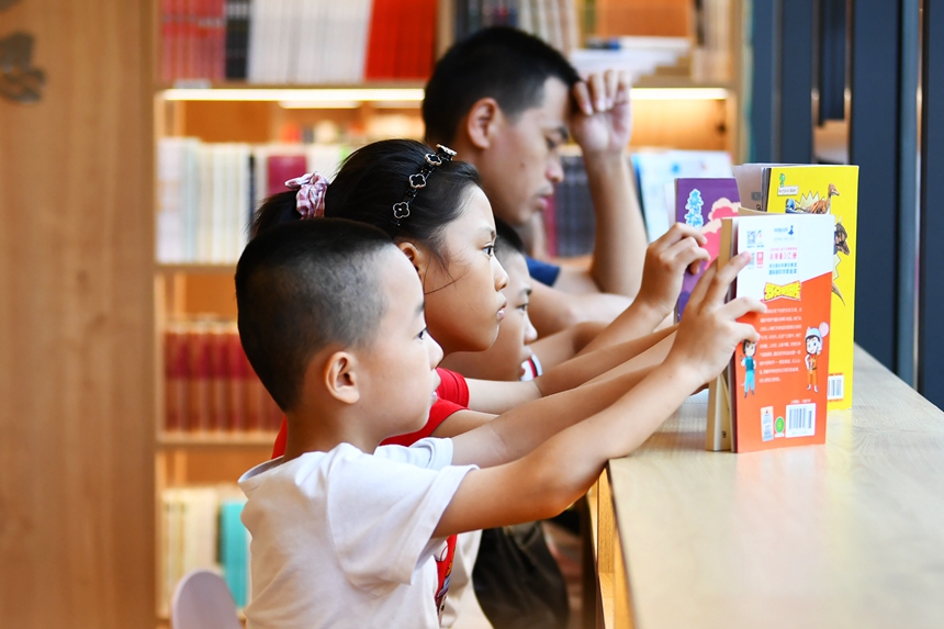 在定南縣新華書店，小朋友們在閱讀。詹繼成攝