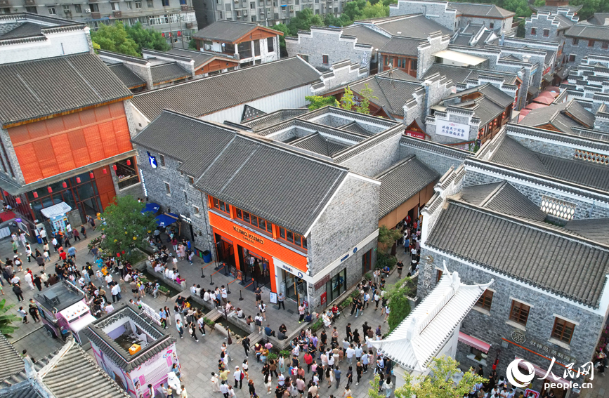 南昌市萬壽宮歷史文化街區人山人海，熱鬧非凡。人民網記者 毛思遠攝