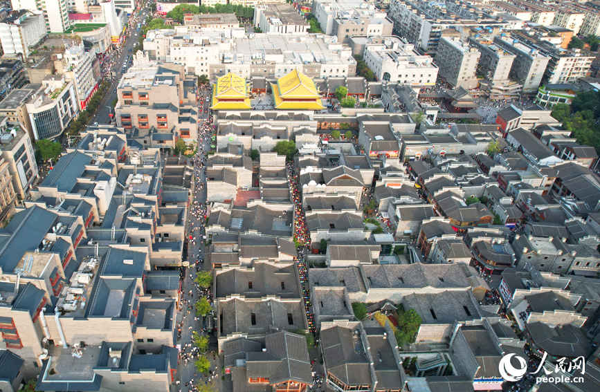 南昌市萬壽宮歷史文化街區人山人海，熱鬧非凡。人民網記者 毛思遠攝