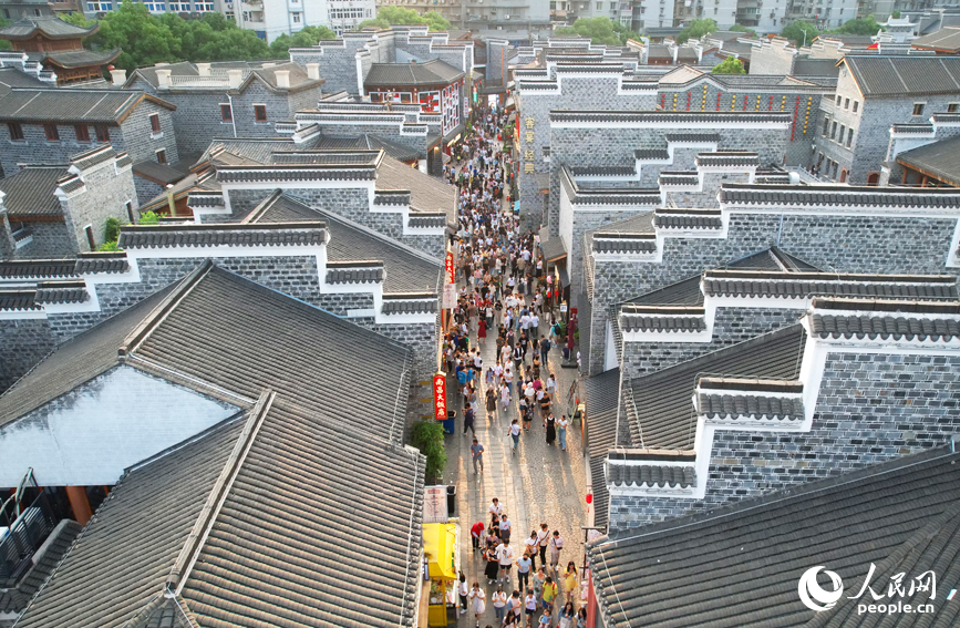 南昌市萬壽宮歷史文化街區人山人海，熱鬧非凡。人民網記者 毛思遠攝