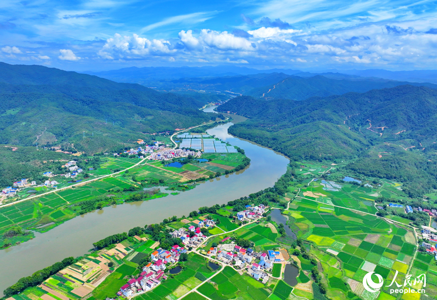 航拍信豐縣西牛鎮東甫村，宛如一幅秋季美麗鄉村畫卷。人民網 朱海鵬攝