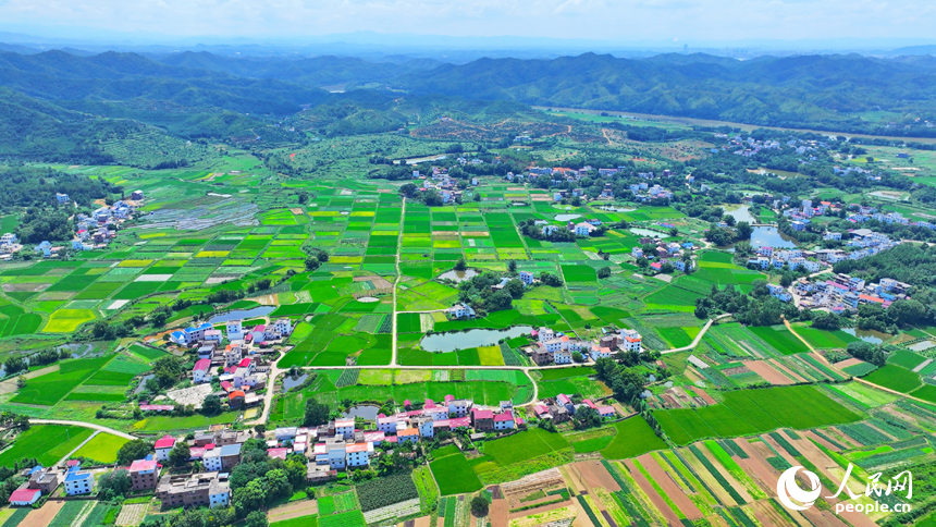 航拍信豐縣西牛鎮東甫村，宛如一幅秋季美麗鄉村畫卷。人民網 朱海鵬攝
