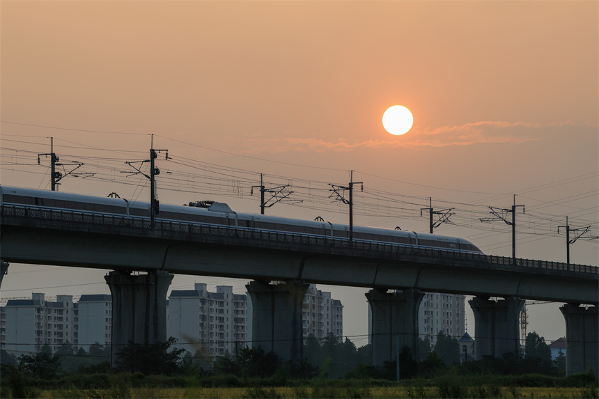 穿梭在田野上的高鐵猶如鋼鐵巨龍，在橋上迎面交匯。車馳攝