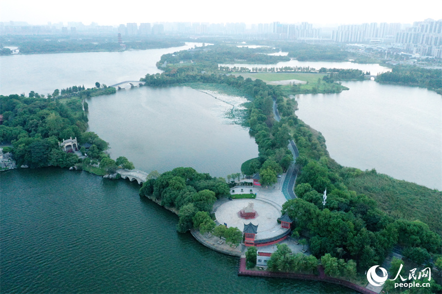 南昌市象湖城市濕地公園發揮了城市“綠肺、綠腎”功能，讓人們享受城市里的親水空間。 人民網記者 時雨攝