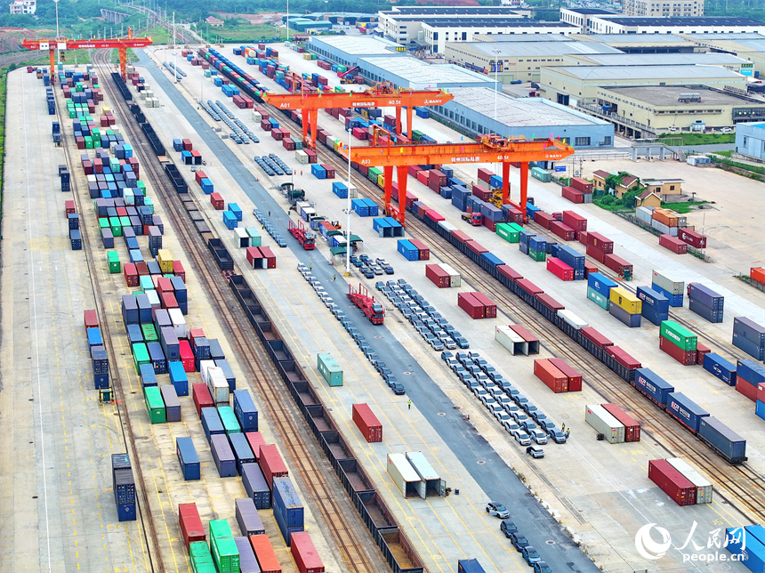 大型吊裝設備在裝運出口的國產電動載人汽車。人民網 朱海鵬攝